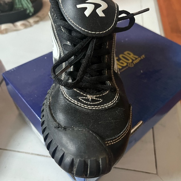 Ringer Dynasty Pitching Cleats (metal). Size 8.5 - Picture 3 of 4